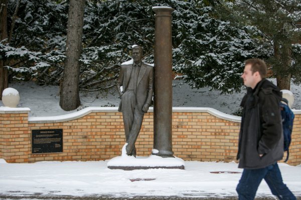 hillsdale college reagan statue